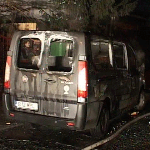 Trei maşini au ars complet duminică noapte în Capitală 