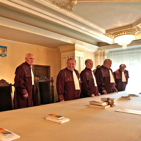 Guvernul susţine la CCR că Ordonanţa privind cumulul pensii-salarii nu suprimă dreptul la muncă