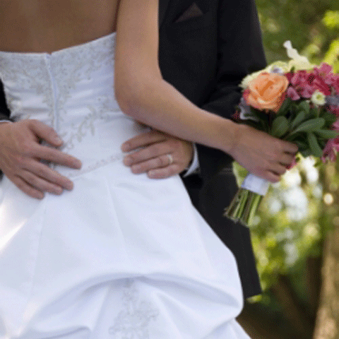 O mireasă îşi caută invitaţi la mica publicitate 