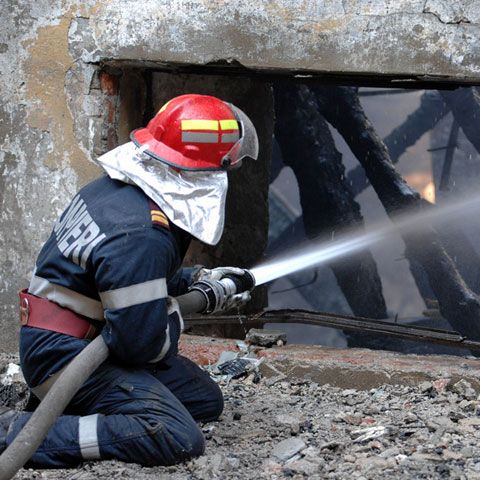 Pompierii şi preoţii, primii în topul celor mai de încrederere profesii din România, potrivit unui studiu