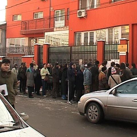 Zeci de mame din Capitală stau ore întregi la coadă pentru a obţine actele de indemnizaţie