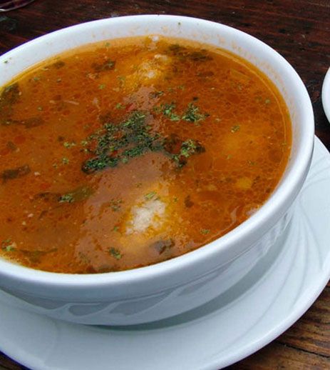 Un bărbat a muşcat dintr-un chiştoc de ţigară, care plutea într-o ciorbă servită la un restaurant din Bucureşti