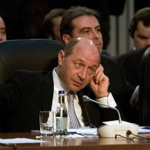 Băsescu: Soluţia pentru România este un regim semiprezidenţial şi Parlament unicameral. Sunteţi de acord cu schimbarea Constituţiei?