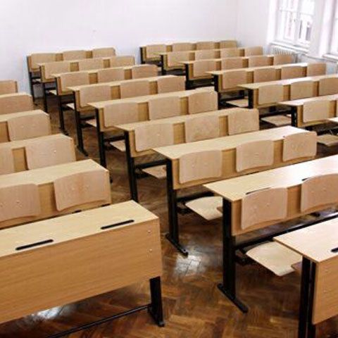 Un elev al liceului nr. 12 din Bucureşti a fost tăiat cu o sabie pe faţă, chiar în sala de clasă