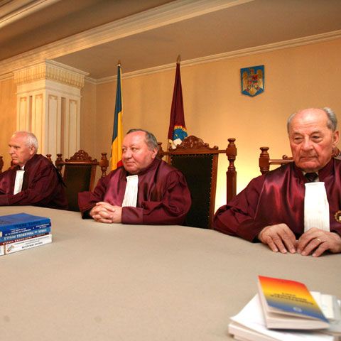CCR a discutat sesizarea Avocatului Poporului cu privire la OUG ce interzice cumulul pensie-salariu