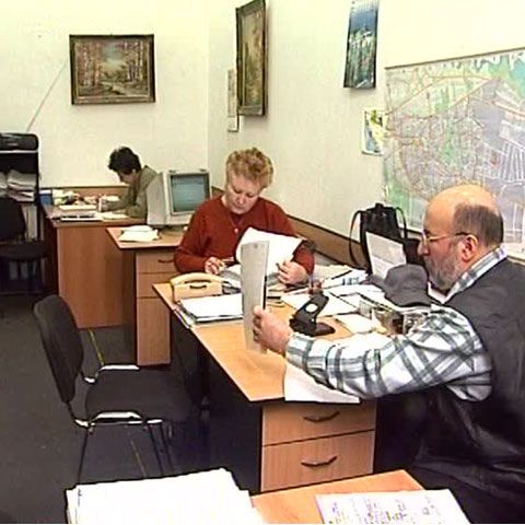 Funcţionarii publici ameninţă cu proteste dacă nu li se majorează salariile