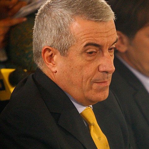 Tăriceanu spune că preşedintele îşi reglează conturile cu Parlamentul, prin Constituţie