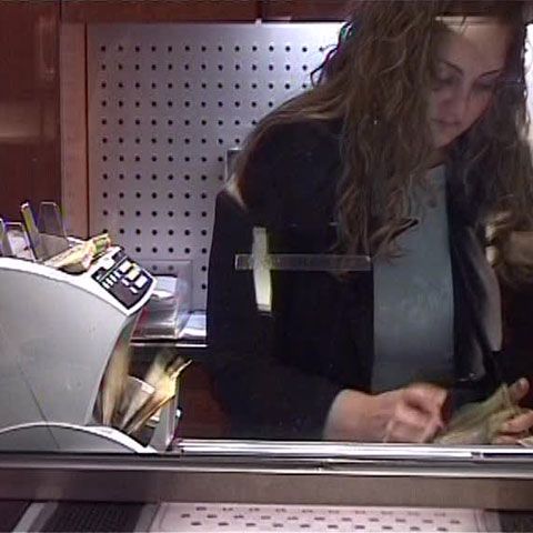 Românii sunt afectaţi de creditele în monede străine