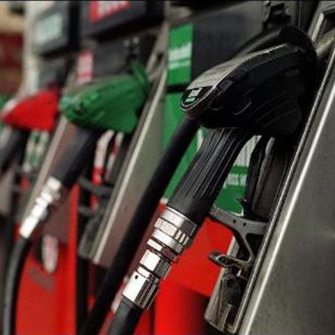 Vineri noapte, Petrom a scumpit carburanţii cu 6 bani pe litru