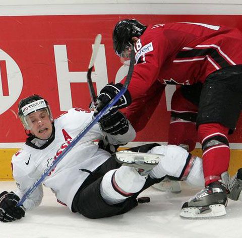 Pumni ca la K1 în hocheiul american! Vezi VIDEO