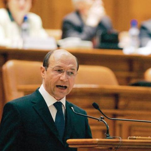 Modificarea Constituţiei: cine conduce România?      