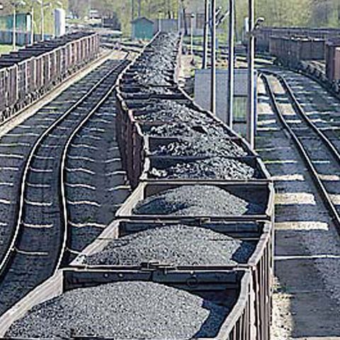 Jandarmii au prins doi bărbaţi care au furat o tonă de cărbune din trenuri aflat în mers