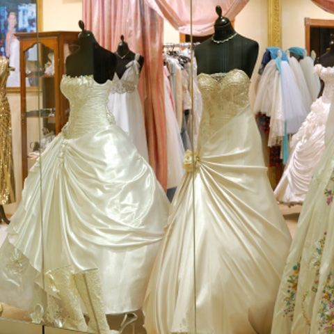 Comercianţii au făcut reduceri de 10-15% la rochiile de mireasă şi accesorii