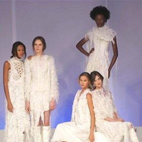 Designerii brazilieni propun toalete pictate manual în nuanţe de alb şi bej. VEZI VIDEO