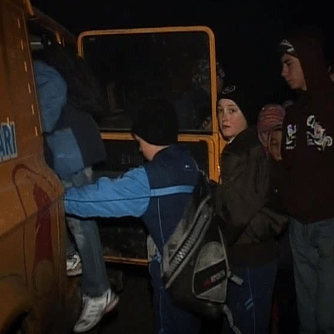 27 de copii din comuna Reghiu merg zece kilometri pe jos până la şcoală 