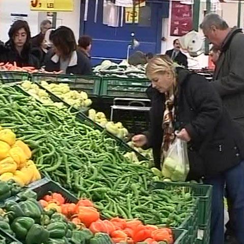Alimentele de bază se vor scumpi din cauza deprecierii leului