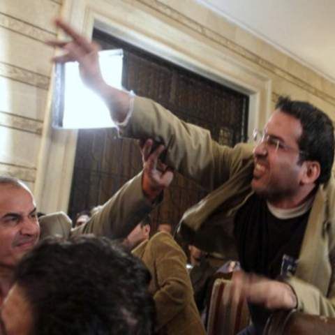 Jurnalistul care a aruncat cu pantofii în Bush cere azil politic în Elveţia