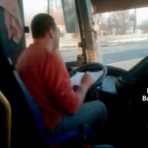 Un şofer a condus un microbuz plin cu oameni, vorbind la telefon şi cu coatele pe volan - VEZI VIDEO