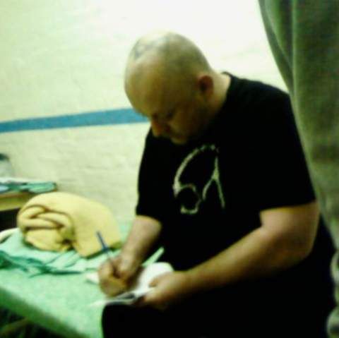 Boy George dă autografe în închisoare - FOTO