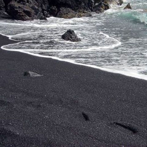 Inedit! În lume există plaje cu nisip negru, verde, roşu şi violet. VEZI GALERIE FOTO