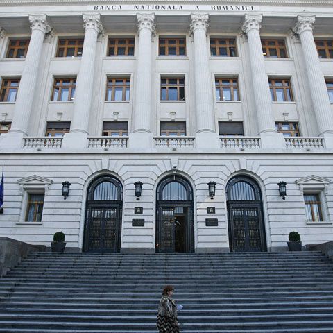 Unele bănci relaxează creditele, altele se mai gândesc