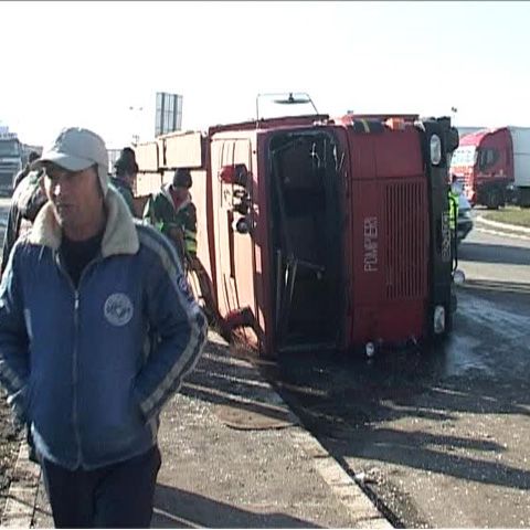 O autospecială a pompierilor din Buzău s-a răsturnat în drum spre o misiune