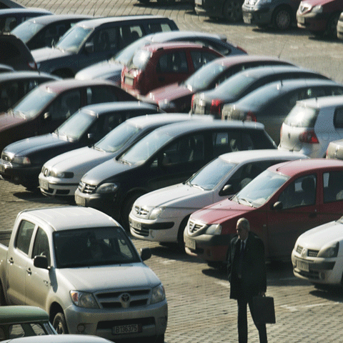 REVISTA PRESEI: Hotărârea care goneşte din parcare maşinile în leasing - reanalizată