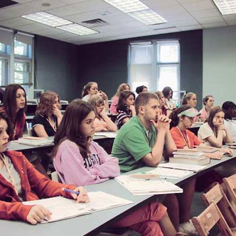 Taxa pentru studenţii străini de la medicină ar putea creşte de la 3.600 de dolari la 5.000 de euro