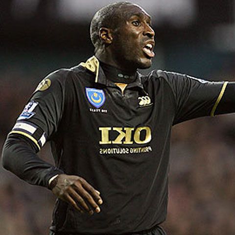 Patru persoane au primit interdicţie pe stadioane după ce l-au jignit pe Sol Campbell 