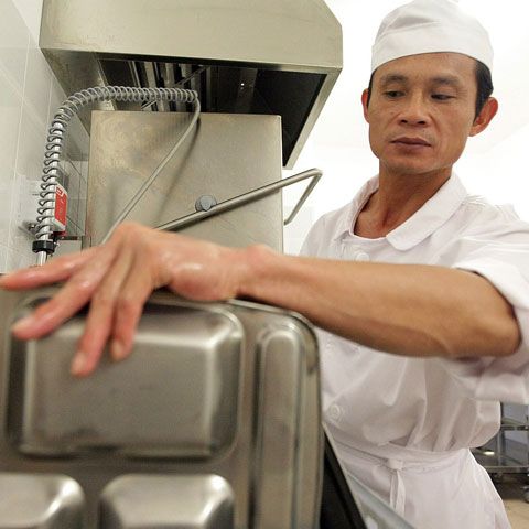 Sindicaliştii solicită Executivului reducerea numărului de permise de muncă pentru străini