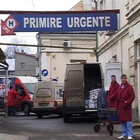 Sute de ieşeni au ajuns la spital cu fracturi grave, după ce au căzut pe gheaţă