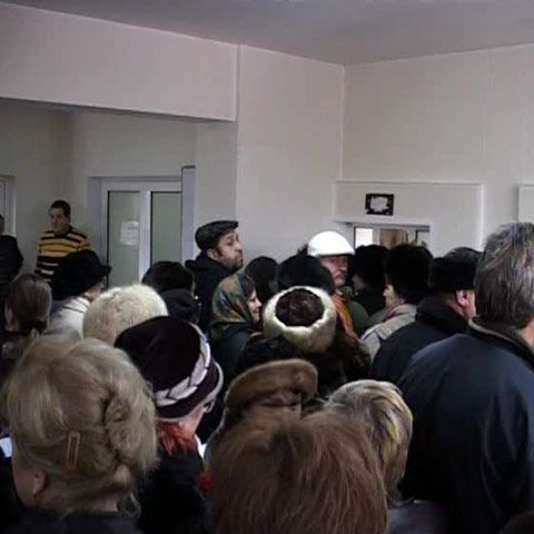 Sute de brăileni stau zilnic la coadă pentru depunerea declaraţiilor la CJAS