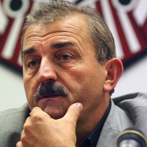 Ionuţ Popa: Lăcătuş şi Uhrin să îşi dea demisia! Pot să muncească şi pe şantier, la lopată!