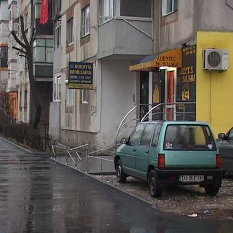 Multe agenţii imobiliare s-au închis, restul supravieţuiesc din închirieri 