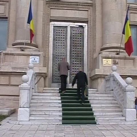 CCR: Magistraţii nu mai pot cere majorări salariale în instanţă 