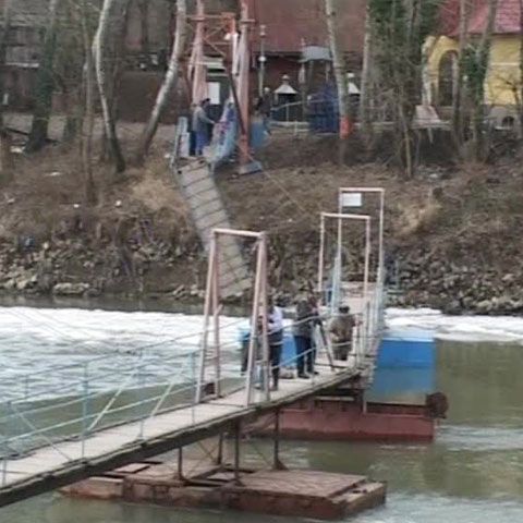 50 de famili au fost izolate după ce un sloi de gheaţă a rupt podul care făcea legătura cu Arad