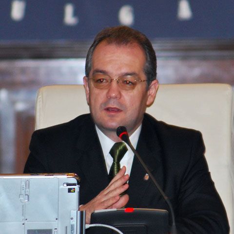Premierul Emil Boc nu va mai participa la summitul pe tema gazoductului Nabucco, de la Budapesta