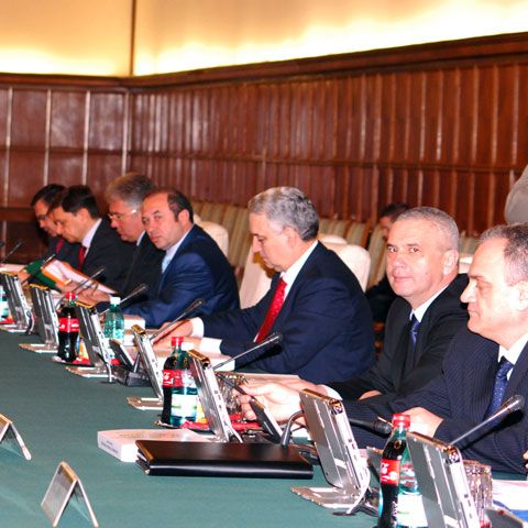 Guvernul a modificat legislaţia ca să poată invoca principiul mobilităţii în schimbarea prefecţilor