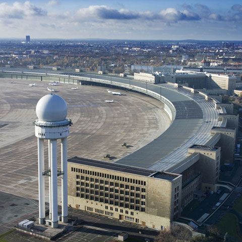 Aeroportul lui Hitler din Berlin va fi transformat de autorităţi într-un cartier roşu