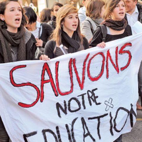 Sarkozy amână reforma învăţământului francez 