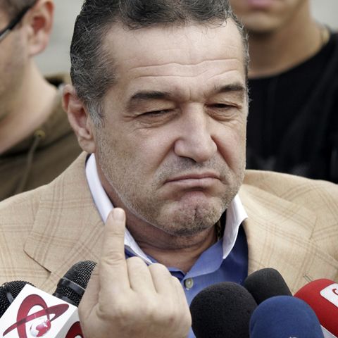 Gigi Becali ameninţă că pune lacătul pe clubul Steaua
