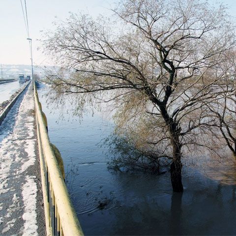 Pericolul inundaţiilor nu a trecut, pentru că debitele râurilor vor continua să crească