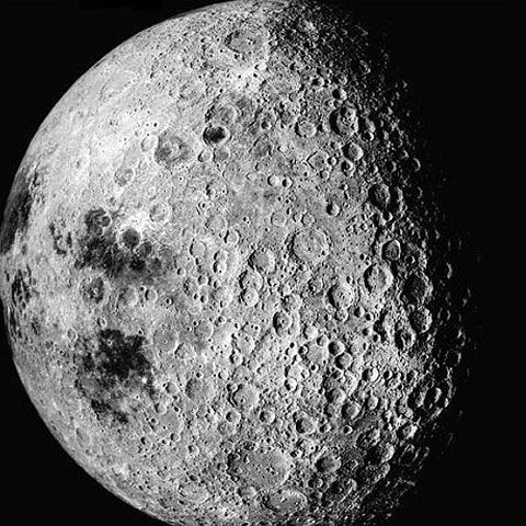 Poziţia Lunii faţa de Terra a fost inversată în urma impactului cu un asteroid