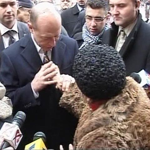 Traian Băsescu a fost asaltat de o bătrânică la Patriarhie - VEZI VIDEO