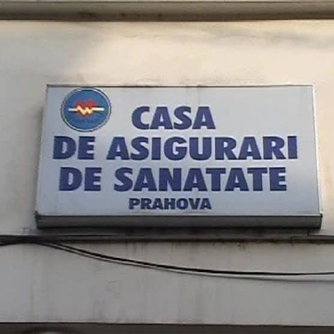 Sute de prahoveni stau ore întregi la coadă la CAS pentru a depunde declaraţiile de indemnizaţii