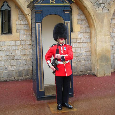 Un soldat din Garda Regală Britanică a pălmuit un turist care l-a scos din sărite