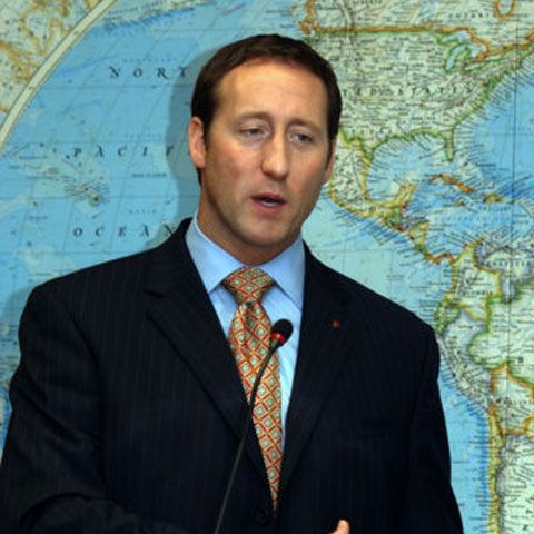 Ministrul canadian al Apărării Peter MacKay ar putea deveni noul secretar general al NATO