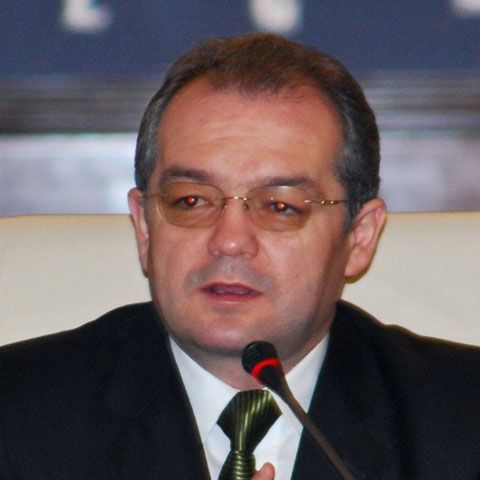 Guvernul ia în calcul blocarea contribuţiei la pensiile obligatorii la 2% din salariu în 2009