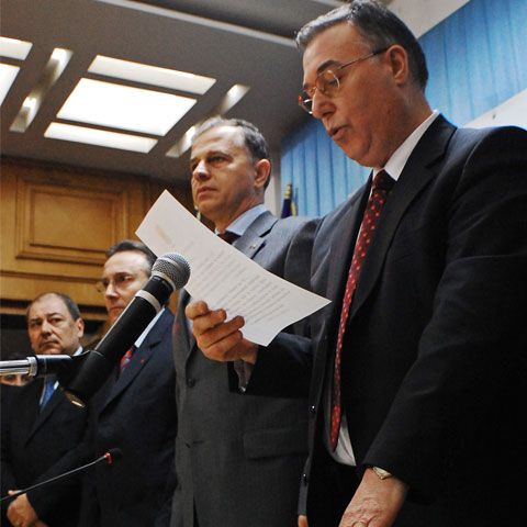 Împărţirea funcţiilor din teritoriu dă bătăi de cap Coaliţiei PSD-PD-L