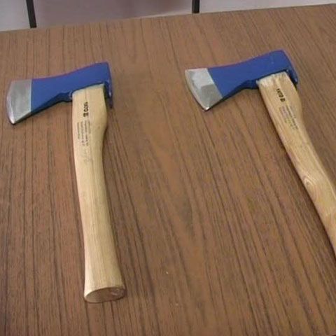 Un tânăr de 29 de ani a intrat cu topoarele în două biserici, în timpul slujbelor